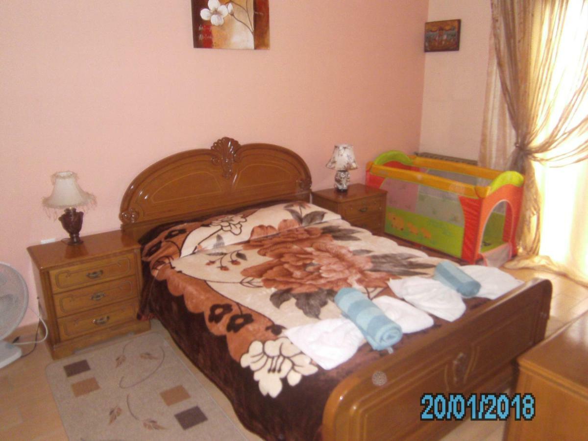 Apartament George's House